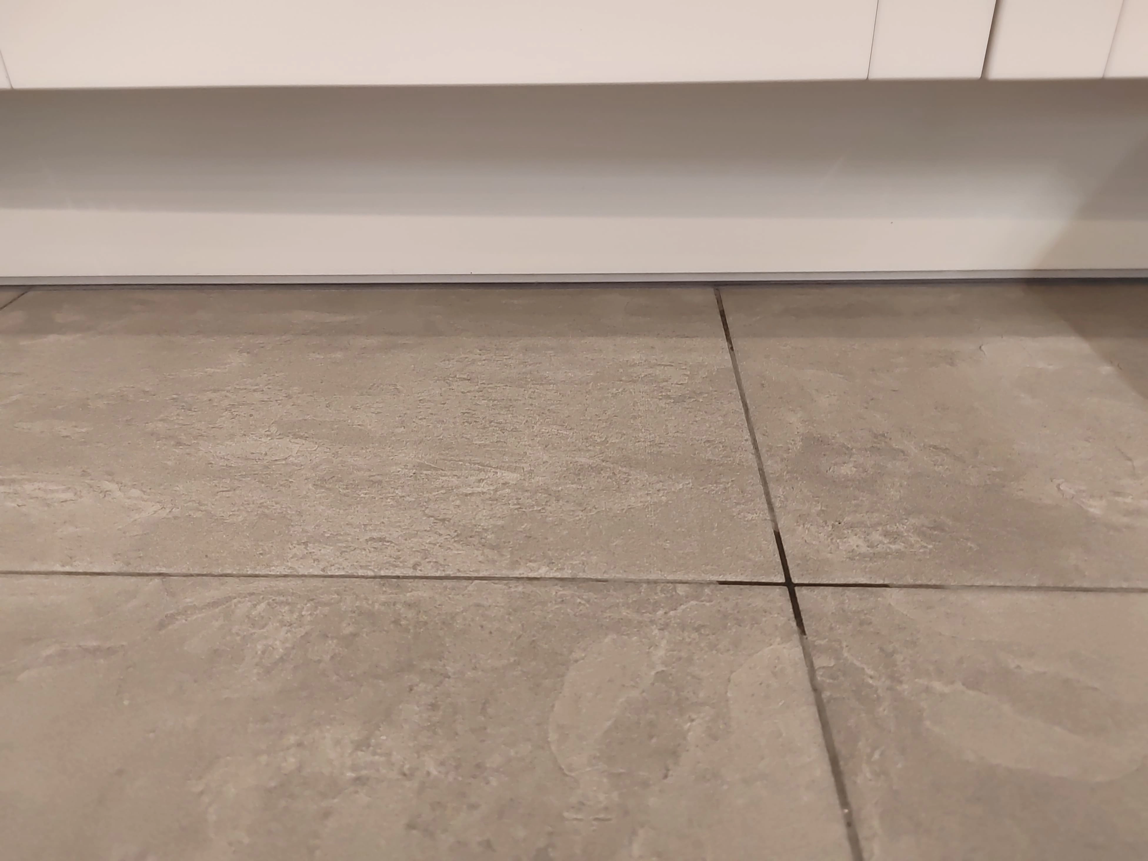 испачканная затирка на кухне